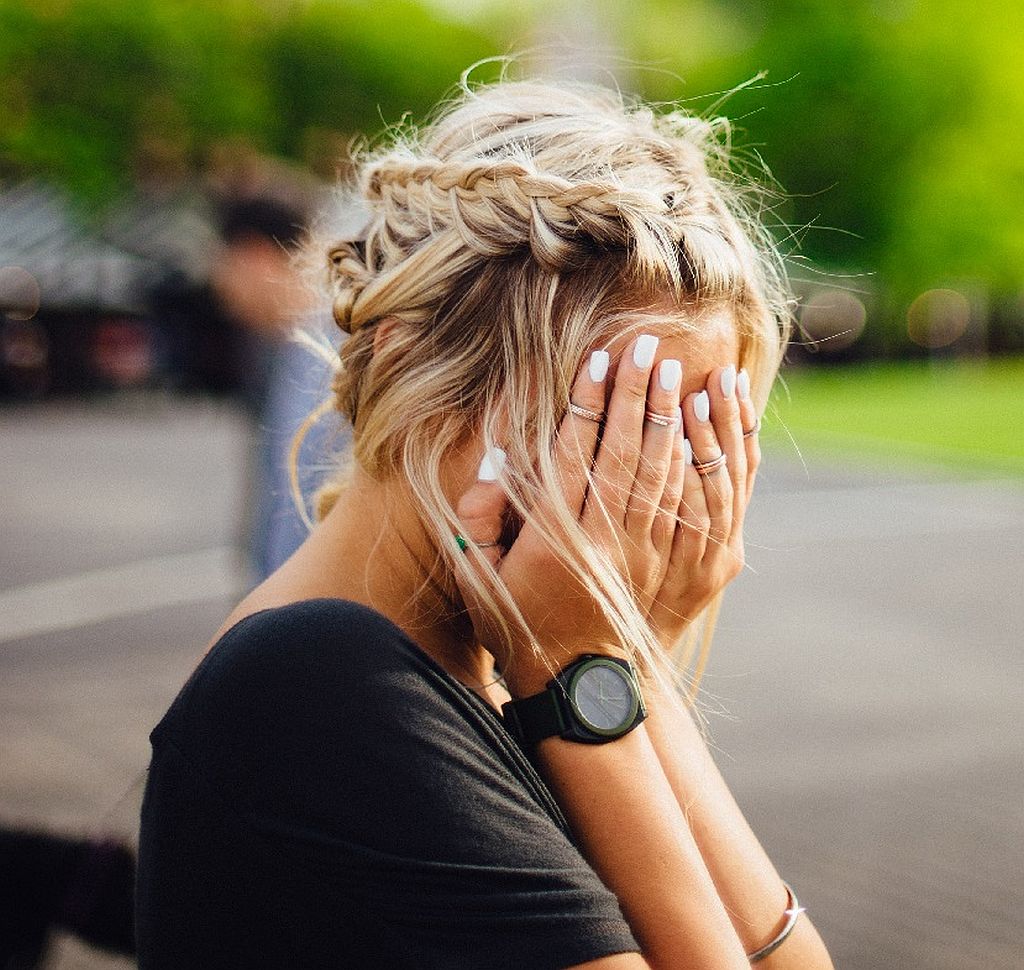 Breaking-the-cycle-of-negative-thinking-help-woman